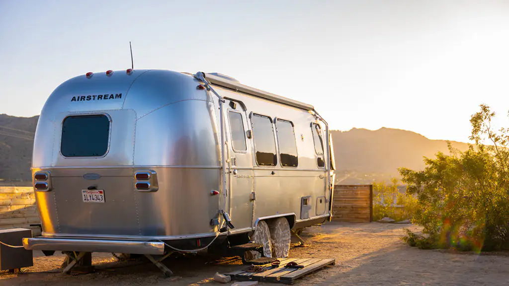 Frau verdient 9.000 Euro im Monat damit in einem Wohnwagen zu leben