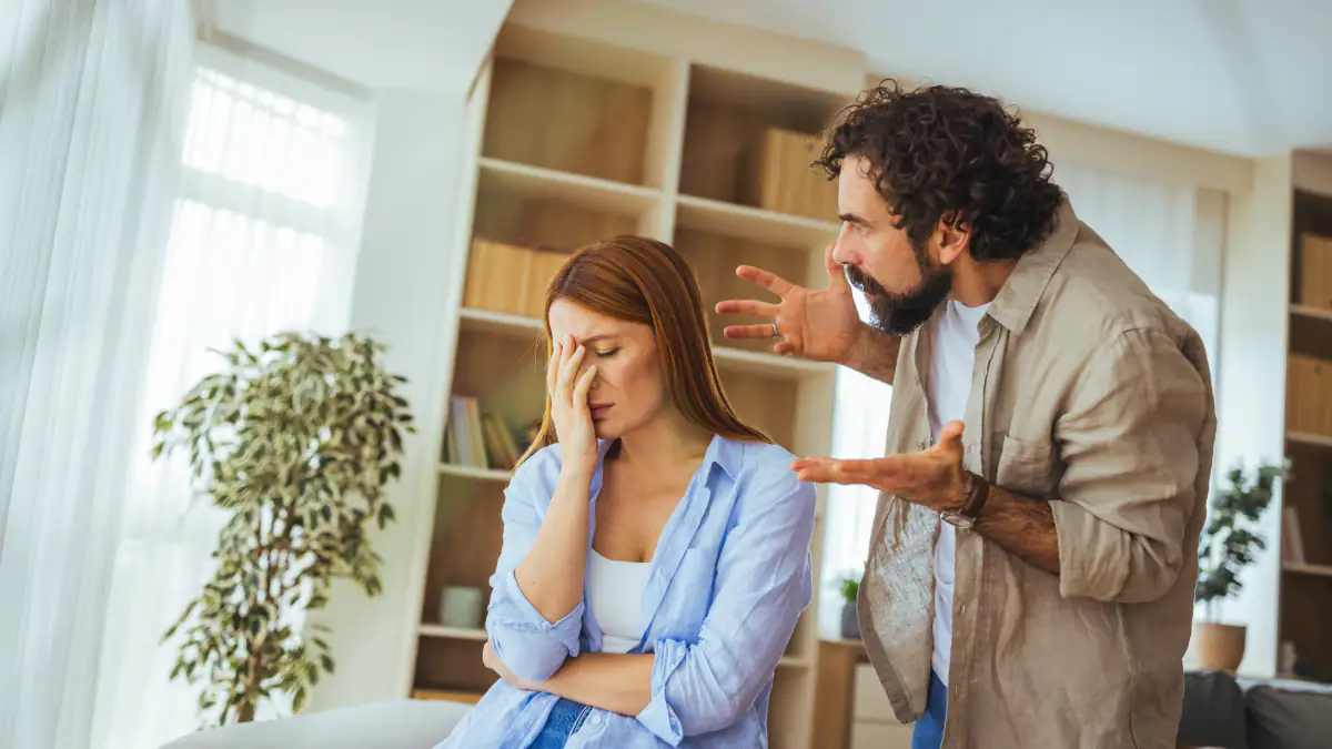 Ein Mann und eine Frau streiten sich