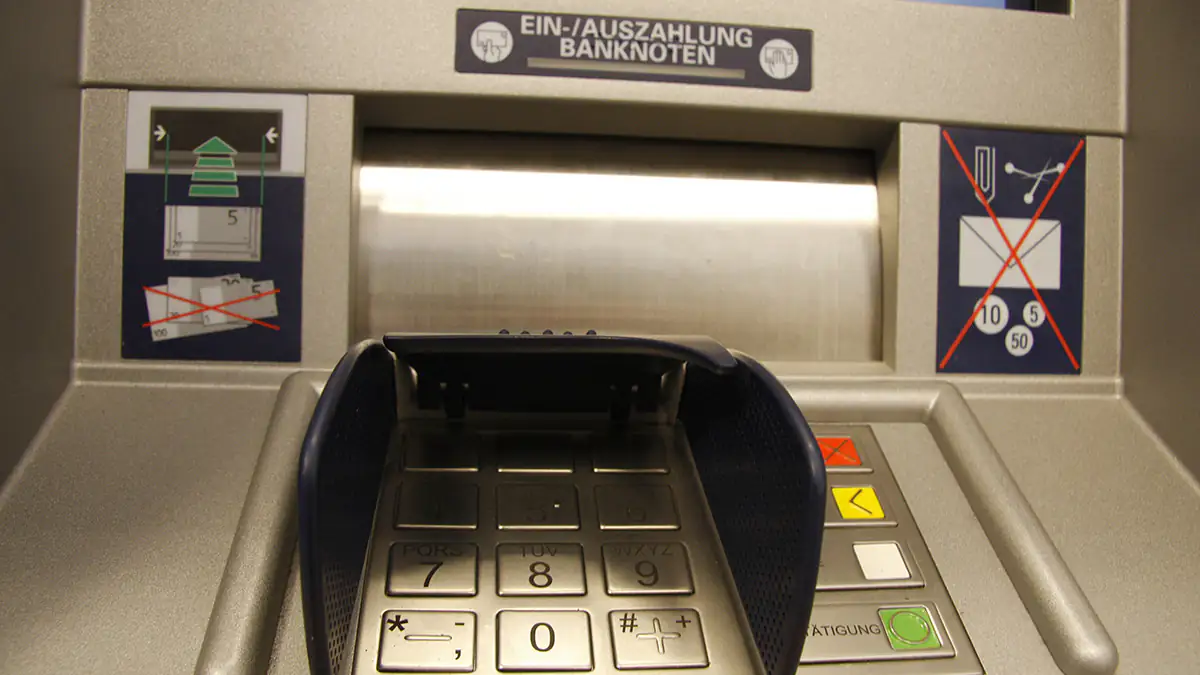 Bankkunde kann Betrugsmasche an Automaten per Zufall aufdecken