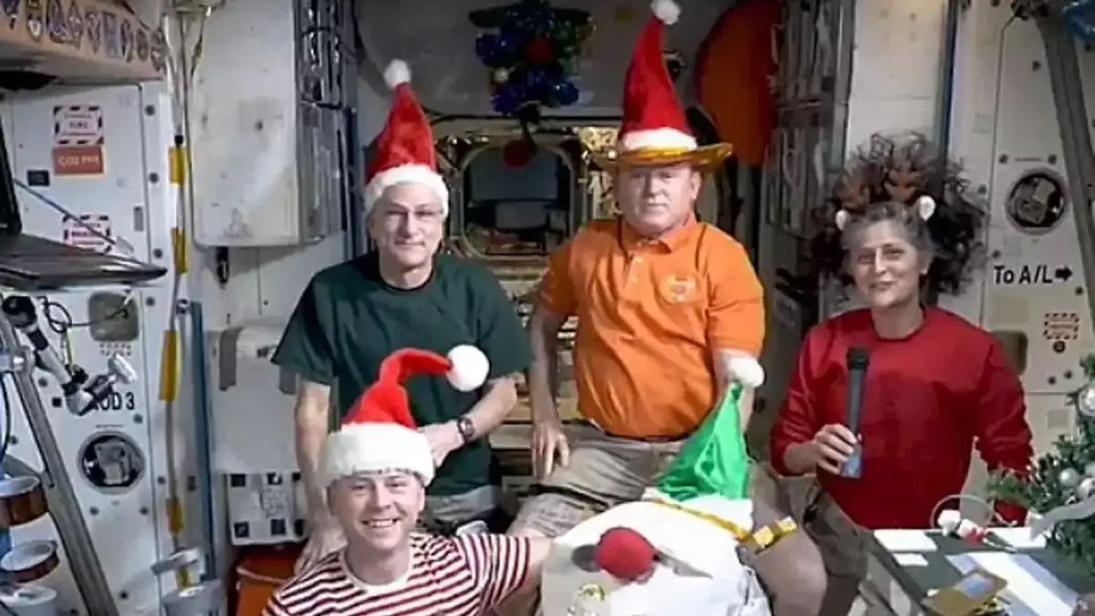 Ein Weihnachtsfoto der Astronauten auf der ISS läst überall eine Frage aufkommen