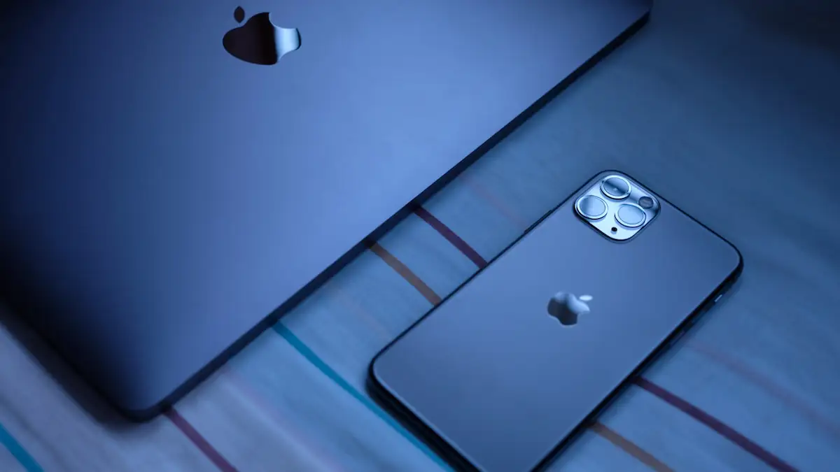 iPhone und MacBook liegen nebeneinander
