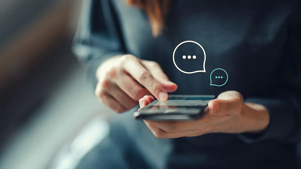 WhatsApp Symbolbild: Frau schreibt Nachrichten am Handy