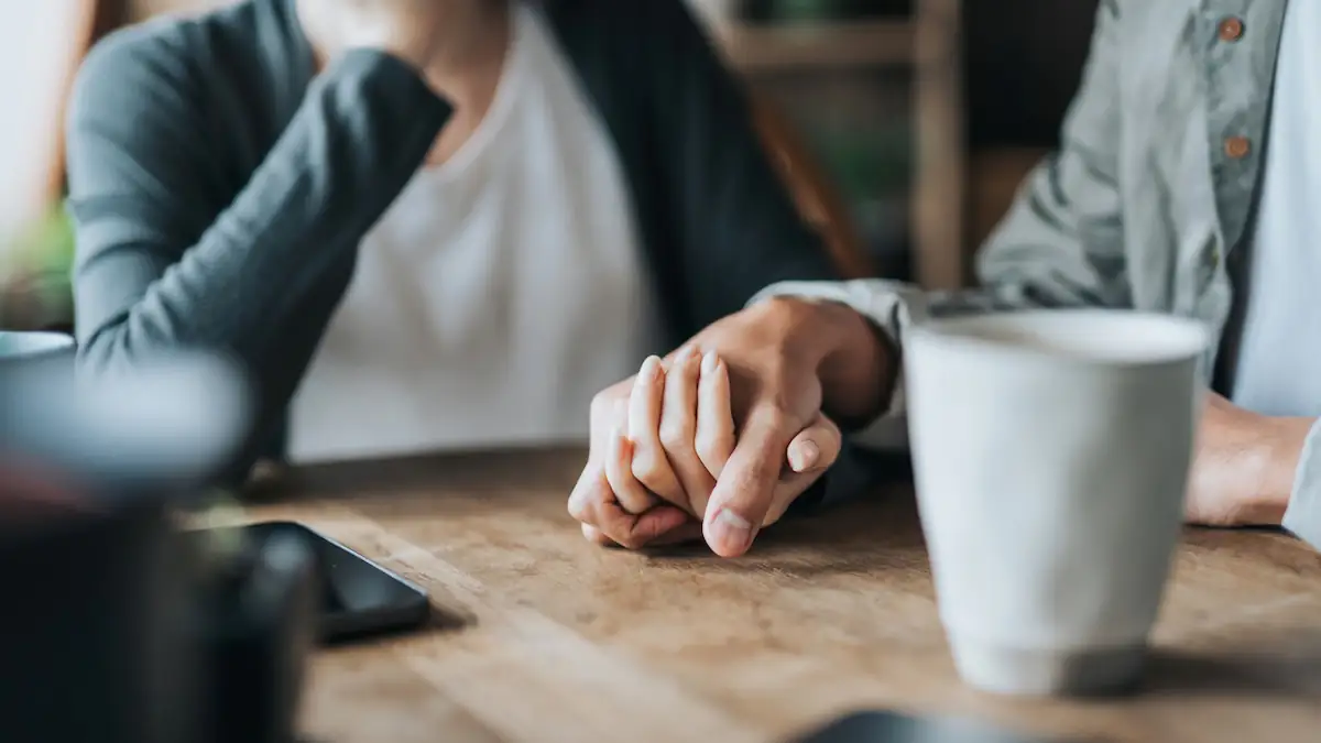 Broken Heart / gebrochenes Herz Symbolbild: Nahaufnahme eines handhaltenden Pärchens