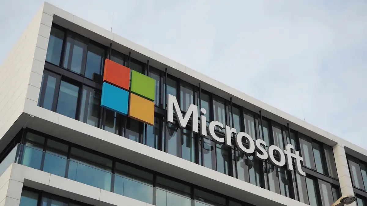 Microsoft Entlassungen: Logo des Unternehmens an einem Firmensitz in München