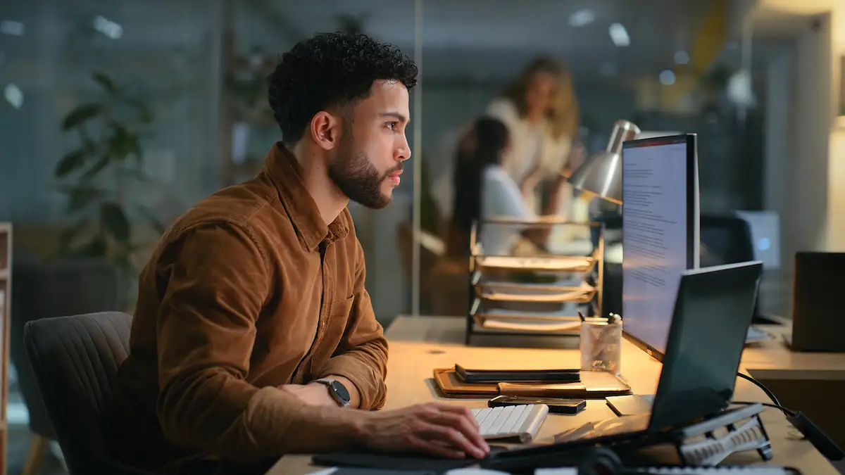 Gen Z Symbolbild: junger Mann in einem Büro am Computer