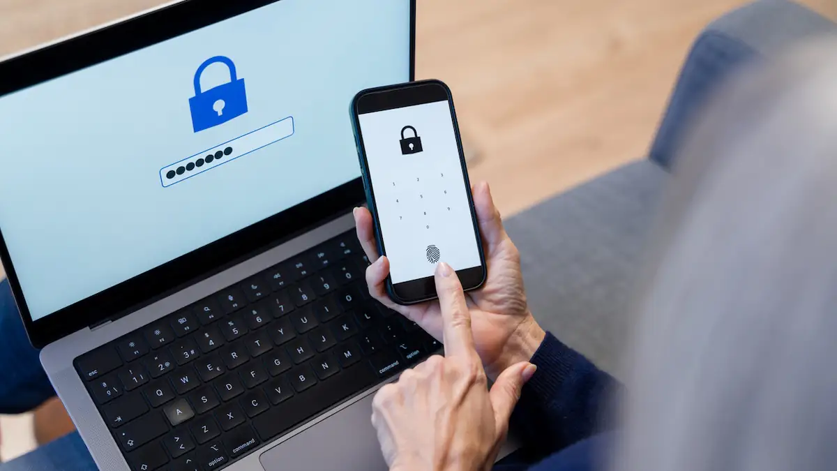 Microsoft Passwörter Symbolbild: Älterer Erwachsener mit Fingerabdruckscanner auf dem Smartphone für sichere Anmeldung - Lizenzfrei Passwort Stock-FotoBeschreibungÄlterer Erwachsener mit Fingerabdruckscanner auf dem Smartphone für sichere Anmeldung