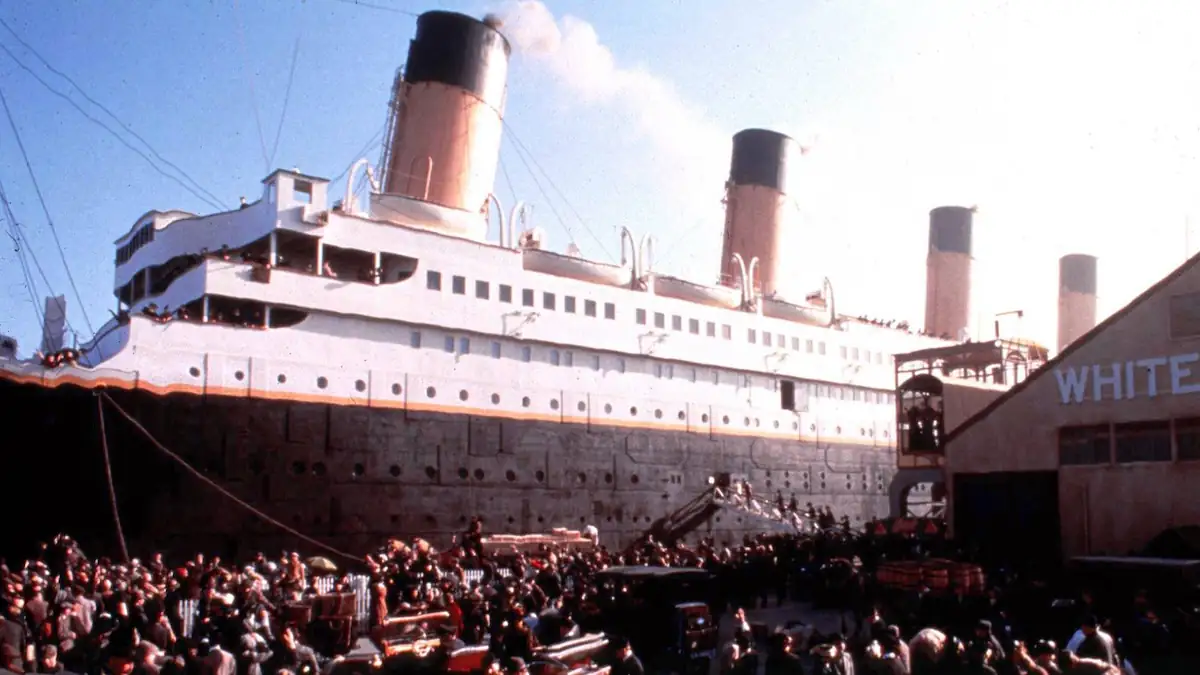Szene aus dem Film „Titanic“, in der das Schiff im Hafen voller Menschen zu sehen ist