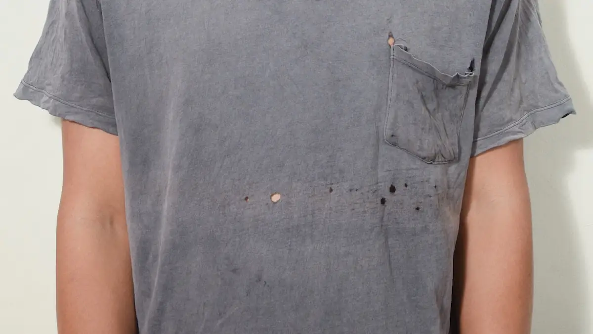 Graues T-Shirt mit kleinen Löchern