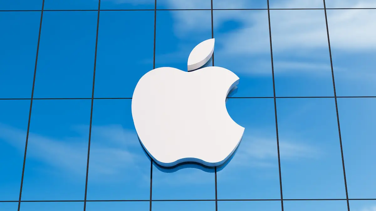 Apple Logo an einer spiegelnden Gebäudefront