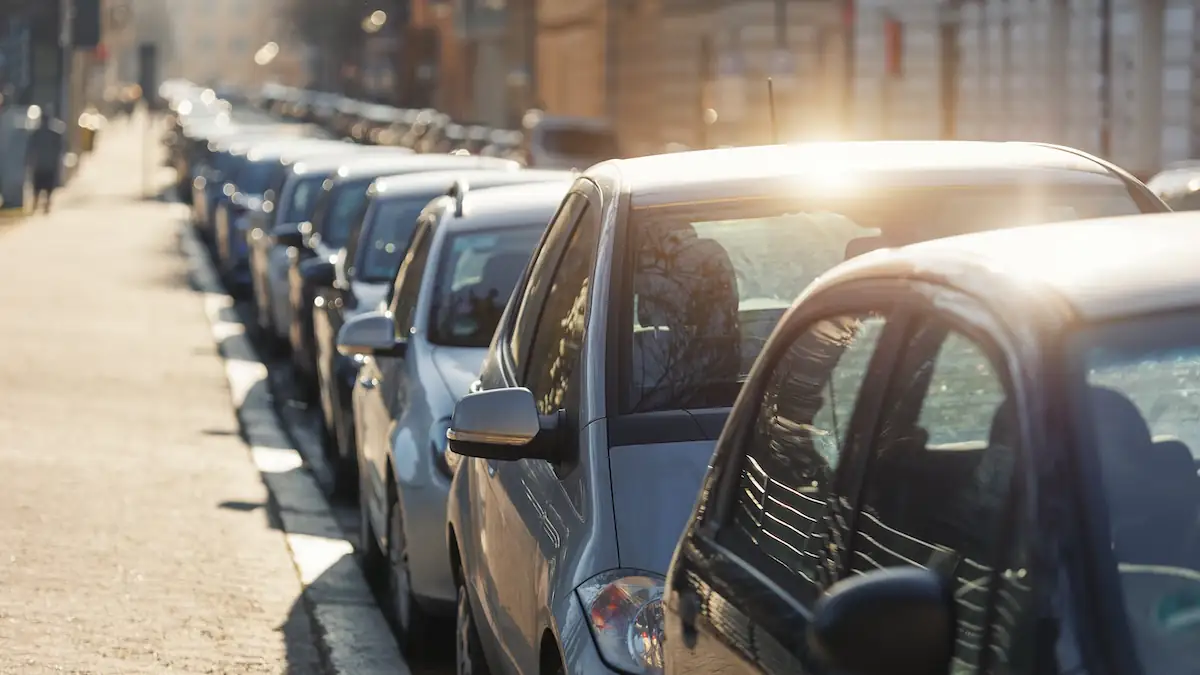 Eine Reihe Autos in der Sonne