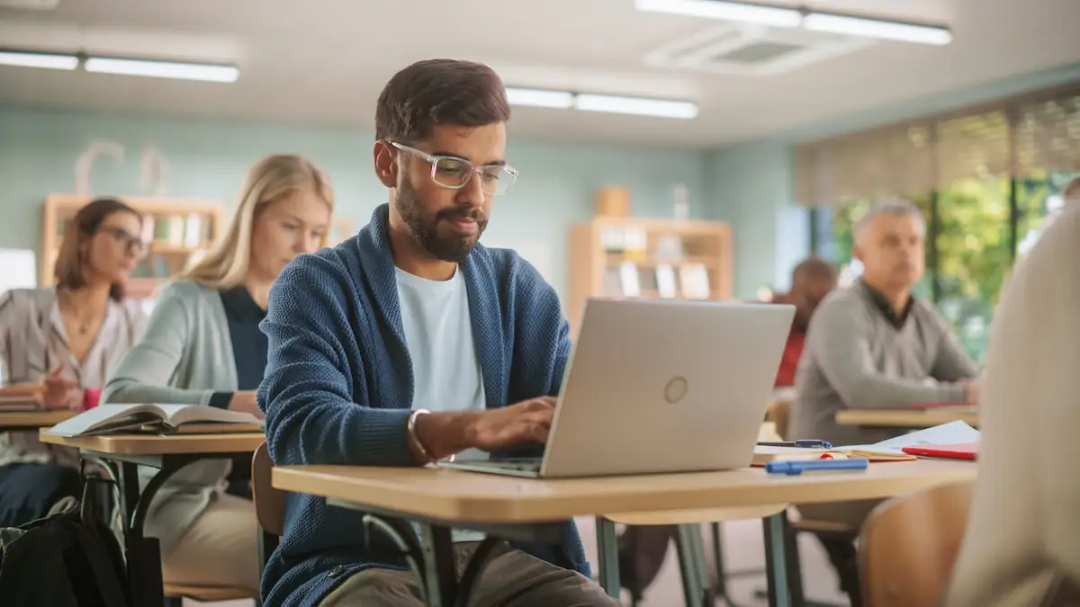 ChatGPT Studie Symbolbild: Aufmerksame Studenten arbeiten am Laptop