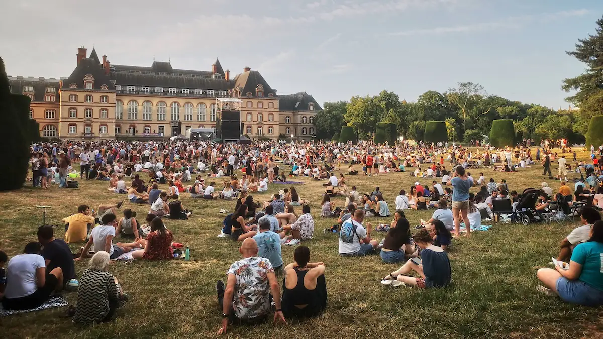 Fête de la Musique 2025: Menschen feiern auf einer Wiese – Frauen wurden mit Spritzen angegriffen (Symbolbild)