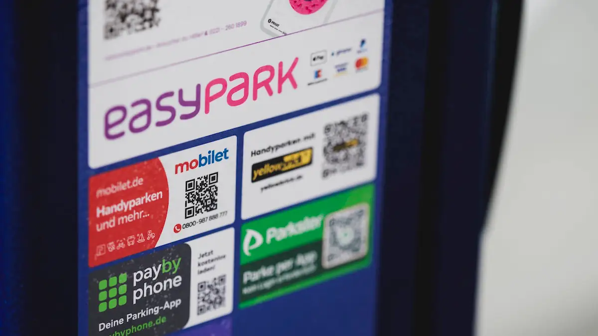 QR-Codes von Parkanbietern an einem Parkautomaten