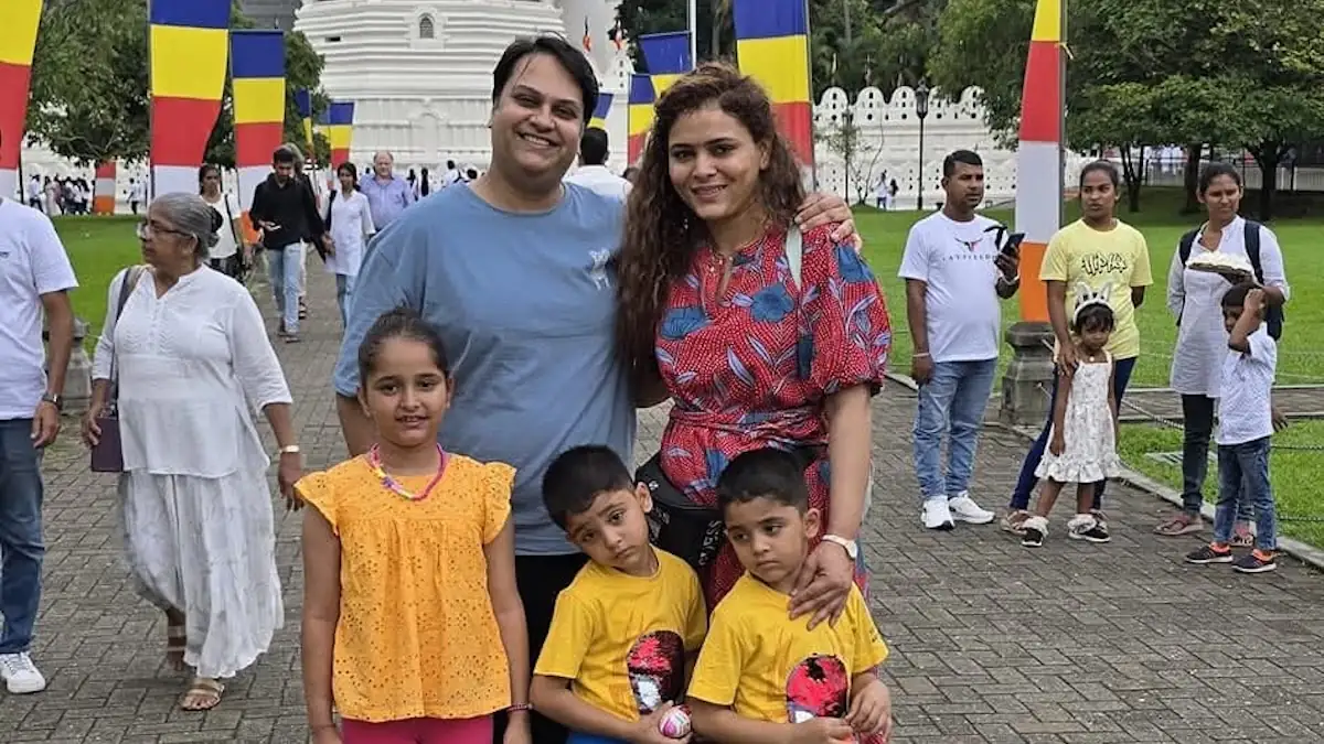 Prateek Joshi mit seiner Frau Komi und den drei Kindern