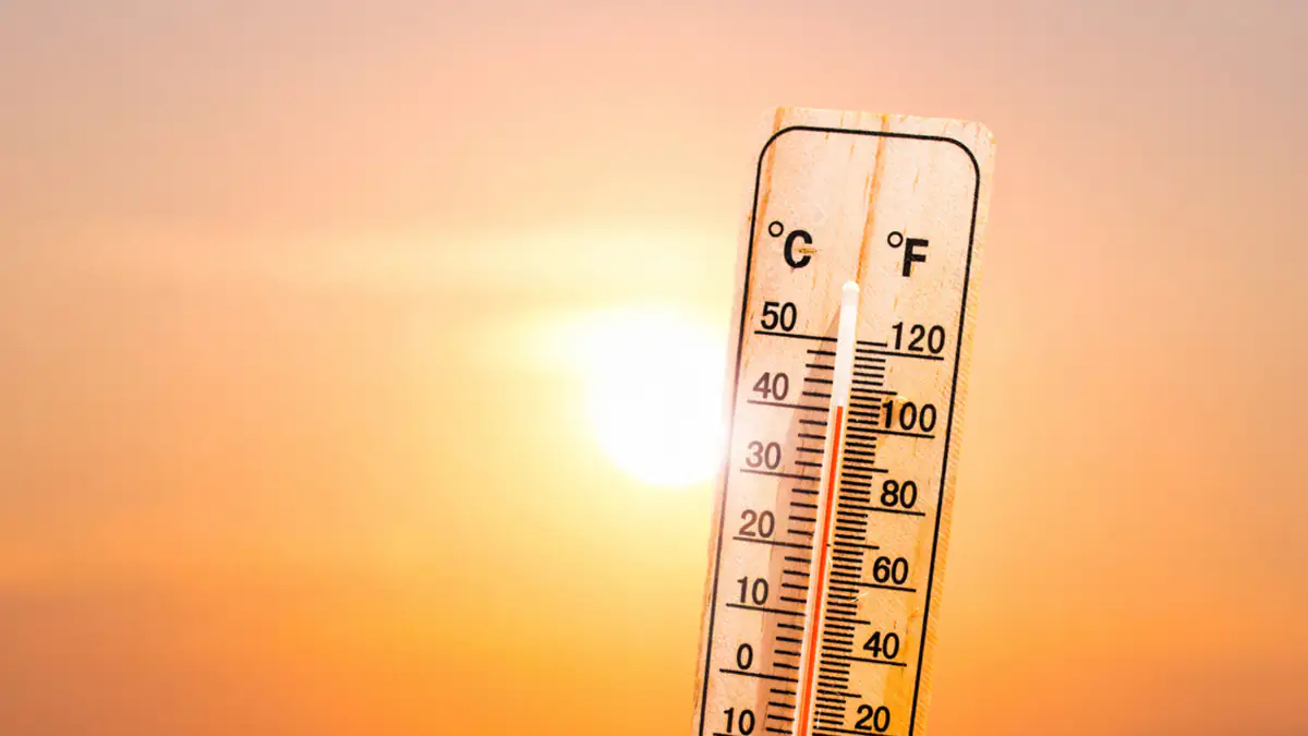 Symbolbild Hitzschlag: Thermometer mit hohen Temperaturen
