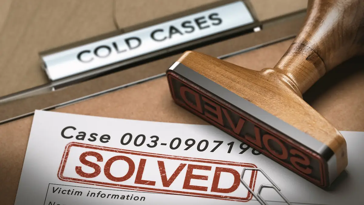 Eine Cold-Case-Akte mit einem „Solved“-Stempel