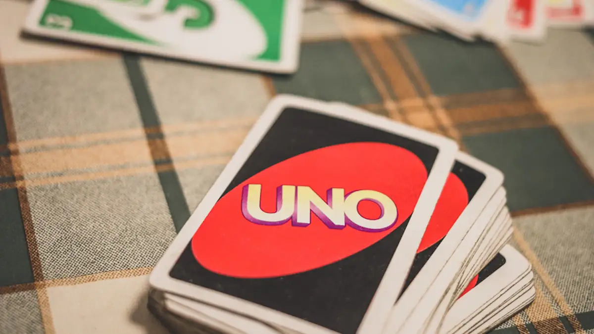 Uno Karten auf einem Tisch