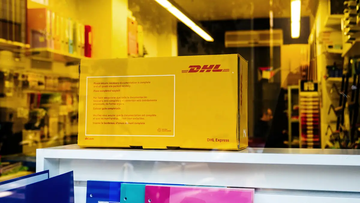 DHL-Paket steht in einem Büro auf einem Schrank