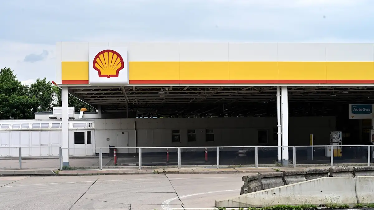 Das Loge der Energieunternehmens Shell auf dem Dach der Tankstelleauf der Autobahnrastst‰tte EIsenach an der Autobahn A4. Shell-Zeichen auf Dach