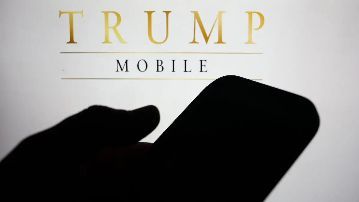 T1 Phone: „Trump Mobile“-Schriftzug vor schattenhaftem Handy