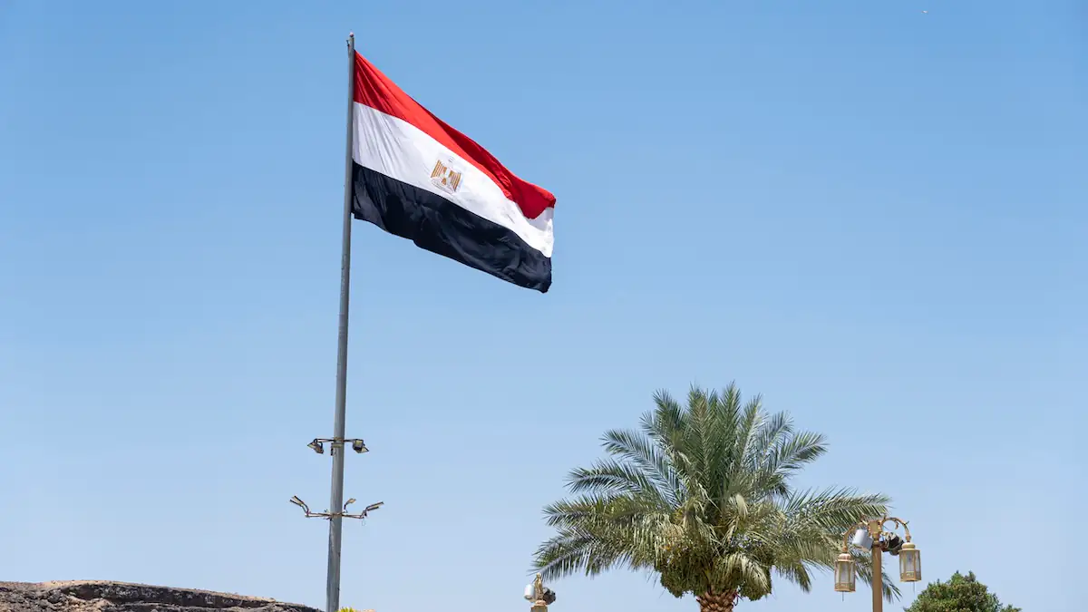 Ägypten-Flagge vor blauem Himmel