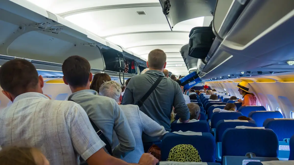 Passagiere stehen im Flugzeug im Gang herum