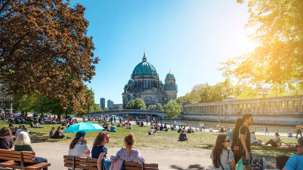 Hitze in Deutschland: Viele Menschen sitzen bei Sonne vor dem Berliner Dom