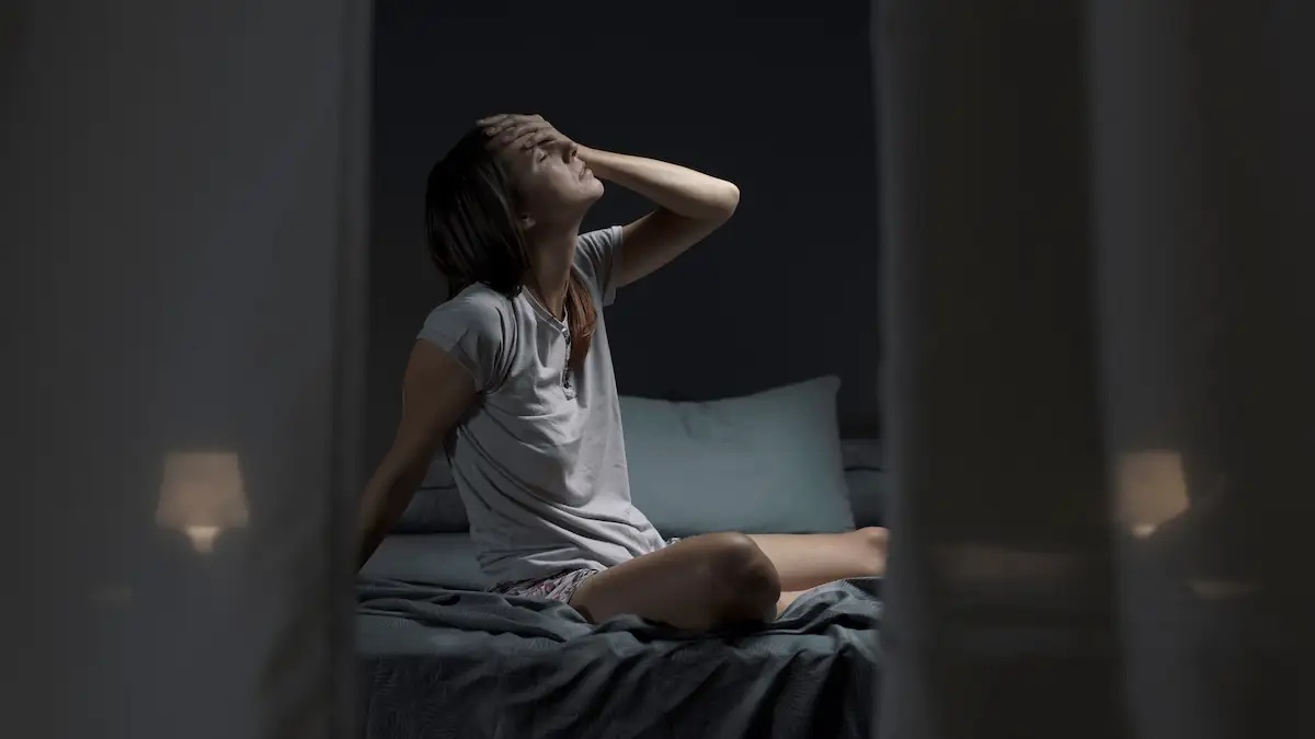 Frau kann nachts wegen Hitze nicht schlafen