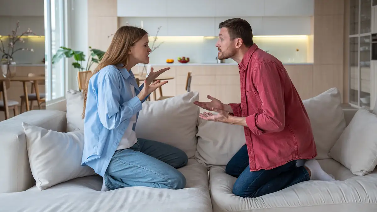 Hoovering: Streitendes Paar