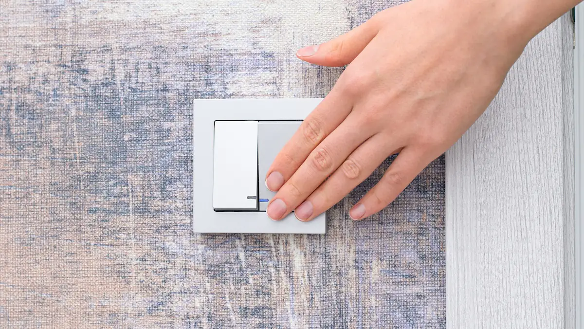 Keime Symbolbild: Frauenhand an einem Lichtschalter