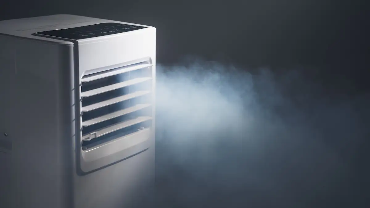 Mobile Klimaanlage stößt Dampf aus