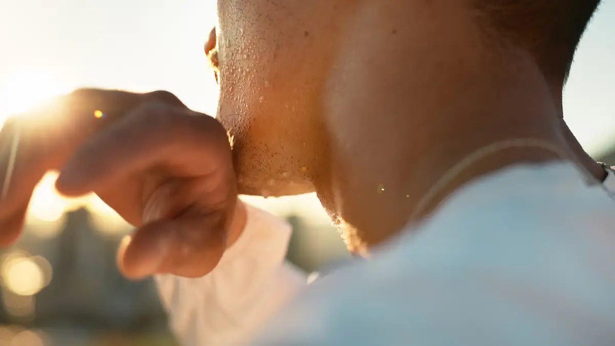 Schwitzen: Mann mit Schweißperlen am Gesicht