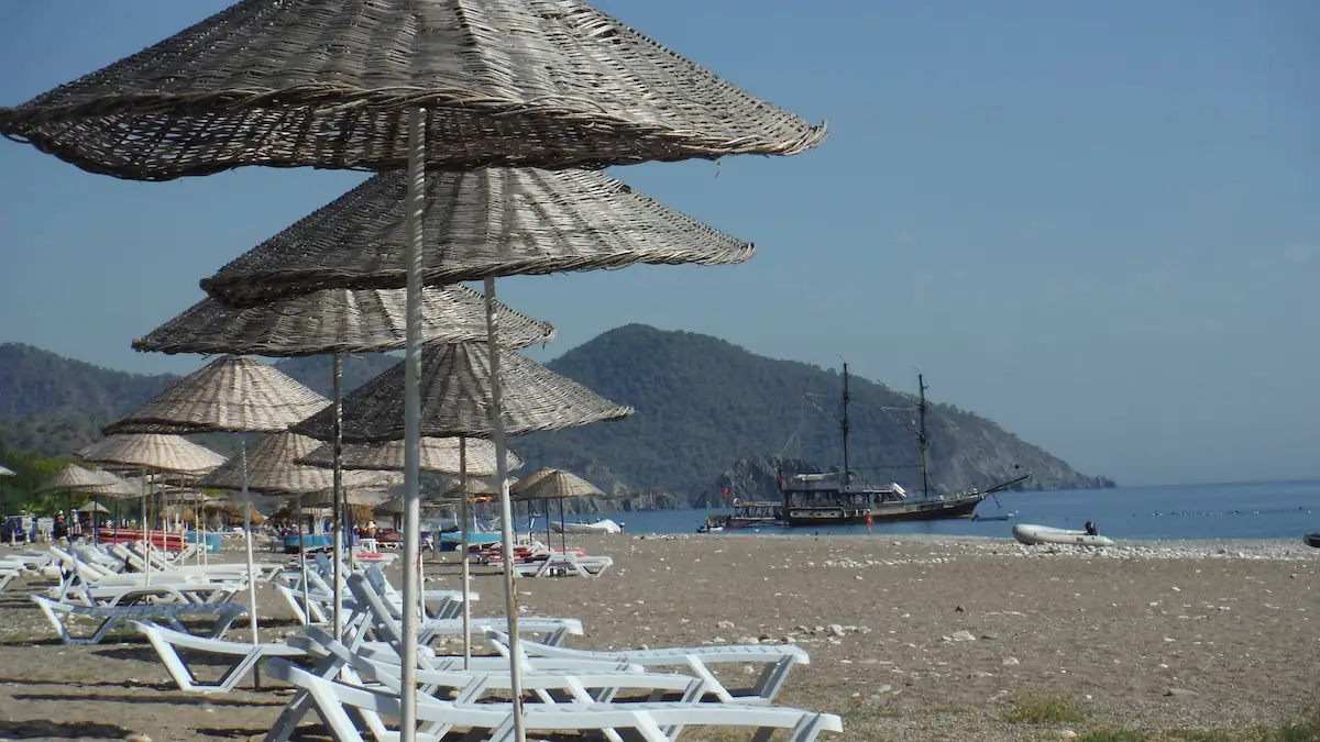 Liegen mit Sonnenschirmen am Strand in der Türkei