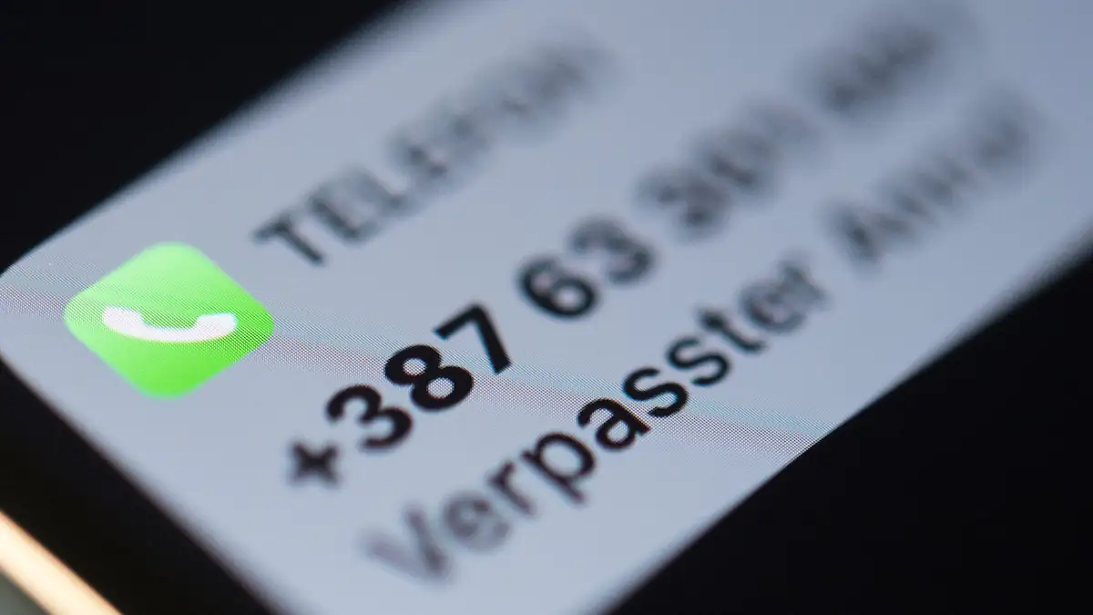 Smartphone zeigt Nummer von verpasstem Anruf an