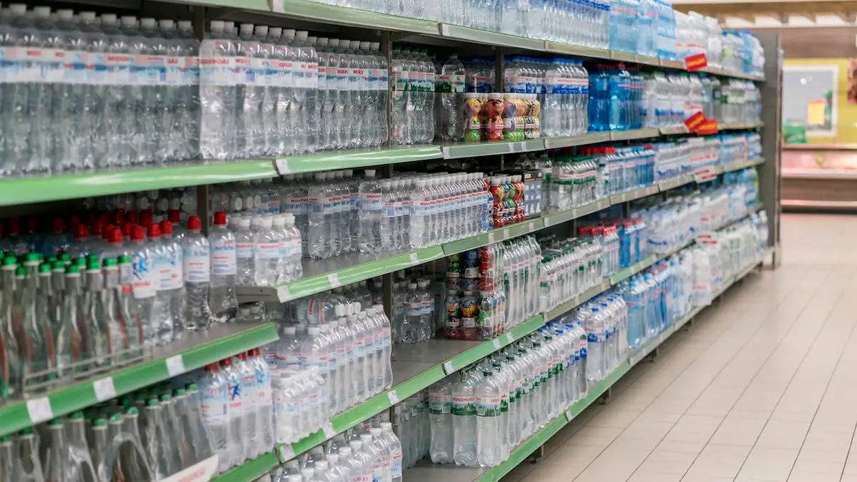 Viele Wasserflaschen in einem Supermarkt-Regal