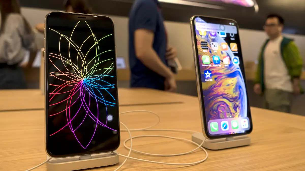 Zwei iPhone-Xs-Modelle nebeneinander