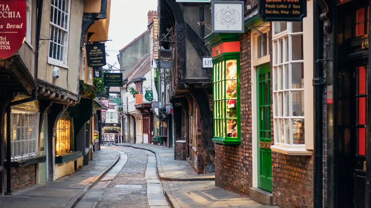 Symbolbild für Pub-Rechnung: Eine Straße voller britischer Pubs in Yorck