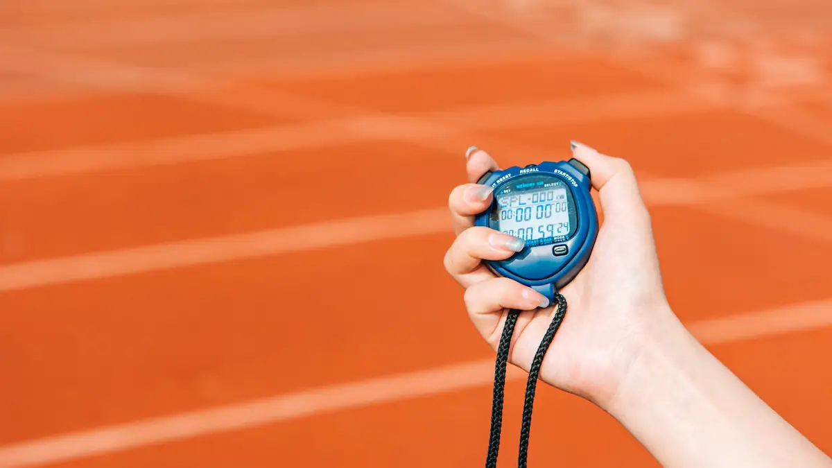 Gehtest: Hand hält eine Stoppuhr, im Hintergrund ist ein Sportplatz zu sehen