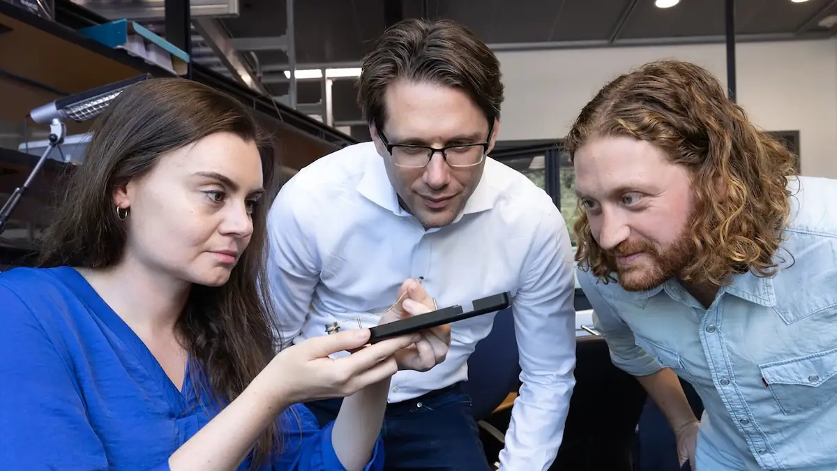 KI-Implantat: Drei Forscher der Stanford Universität mit ihrer Technologie