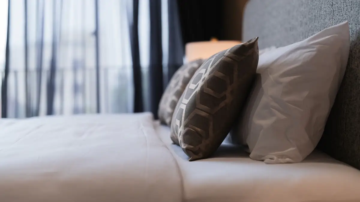 Keime Hotel: gemachtes Bett mit Zierkissen in einem Hotelzimmer