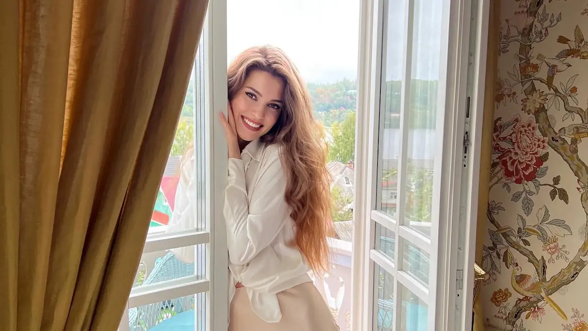 Kseniya Alexandrova vor einem offenen Fenster