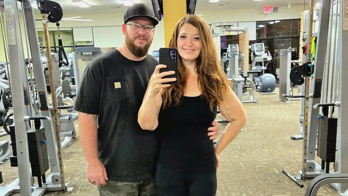 Lexi Reed mit ihrem Ehemann Danny im Fitnessstudio