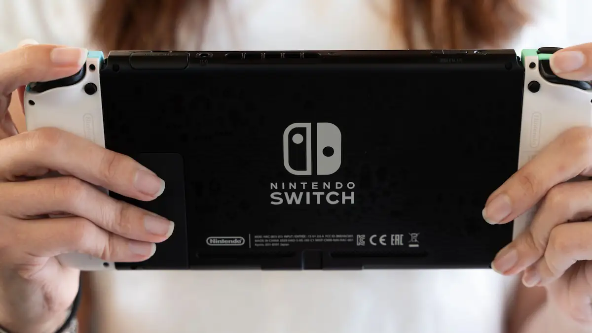 Frau spielt mit Nintendo Switch