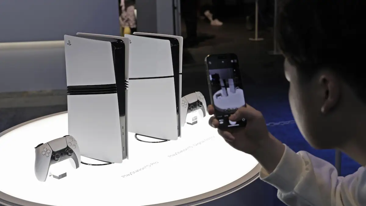 PlayStation 6: Jemand fotografiert ausgestellte PlayStation 5 Pro mit dem Handy