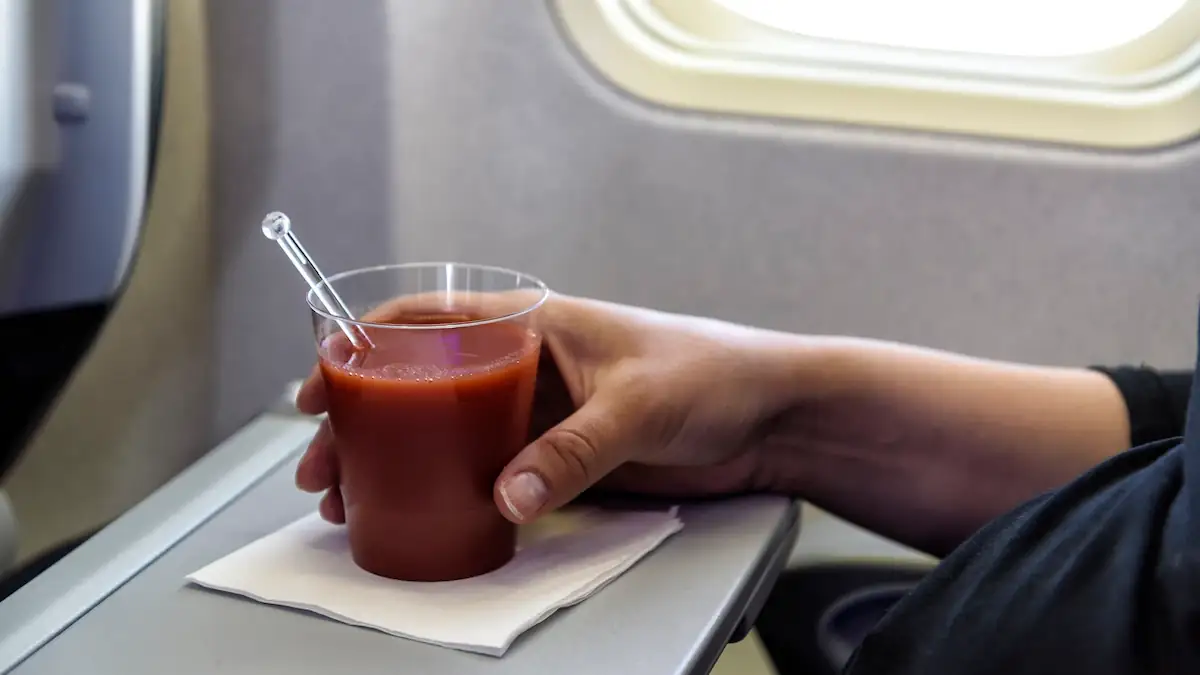 Pupsen im Flugzeug: Ein Glas mit Tomatensaft, da das gegen Flatulenz helfen kann