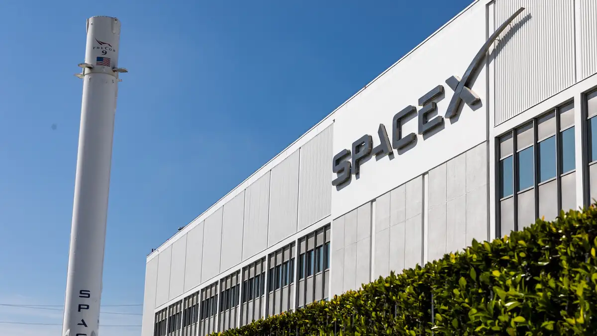 Hauptsitz von SpaceX in Hawthorne, Kalifornien, mit Schriftzug an Hauswand