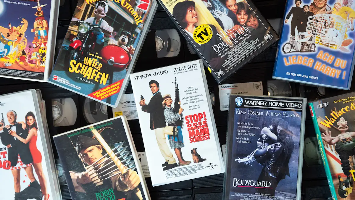 alte Technik: viele VHS-Kassetten auf einem Haufen