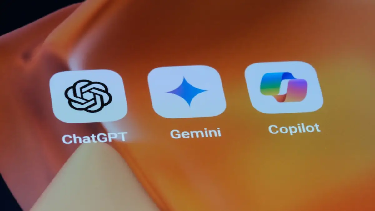 100 Jahre alt werden mit KI Symbolbild: Die Apps ChatGPT, Gemini und Copilot nebeneinander