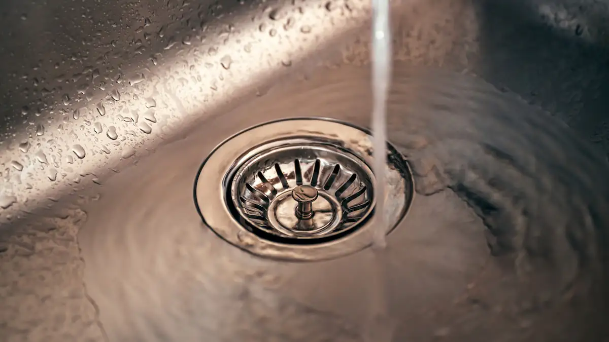 Wasser fließt in einen Abfluss