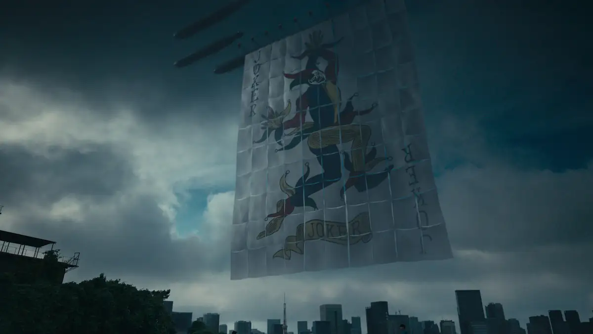 Szene aus der Netflix-Serie „Alice in Borderland“, in der eine riesige Joker-Karte am Himmel schwebt